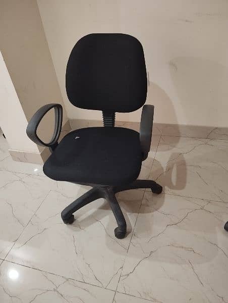 office Furniture. table and 2 chairs 6