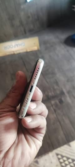 wants to sell iPhone Xs