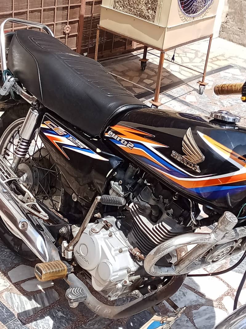 125 motor cycle behtreen condition available for sale 4