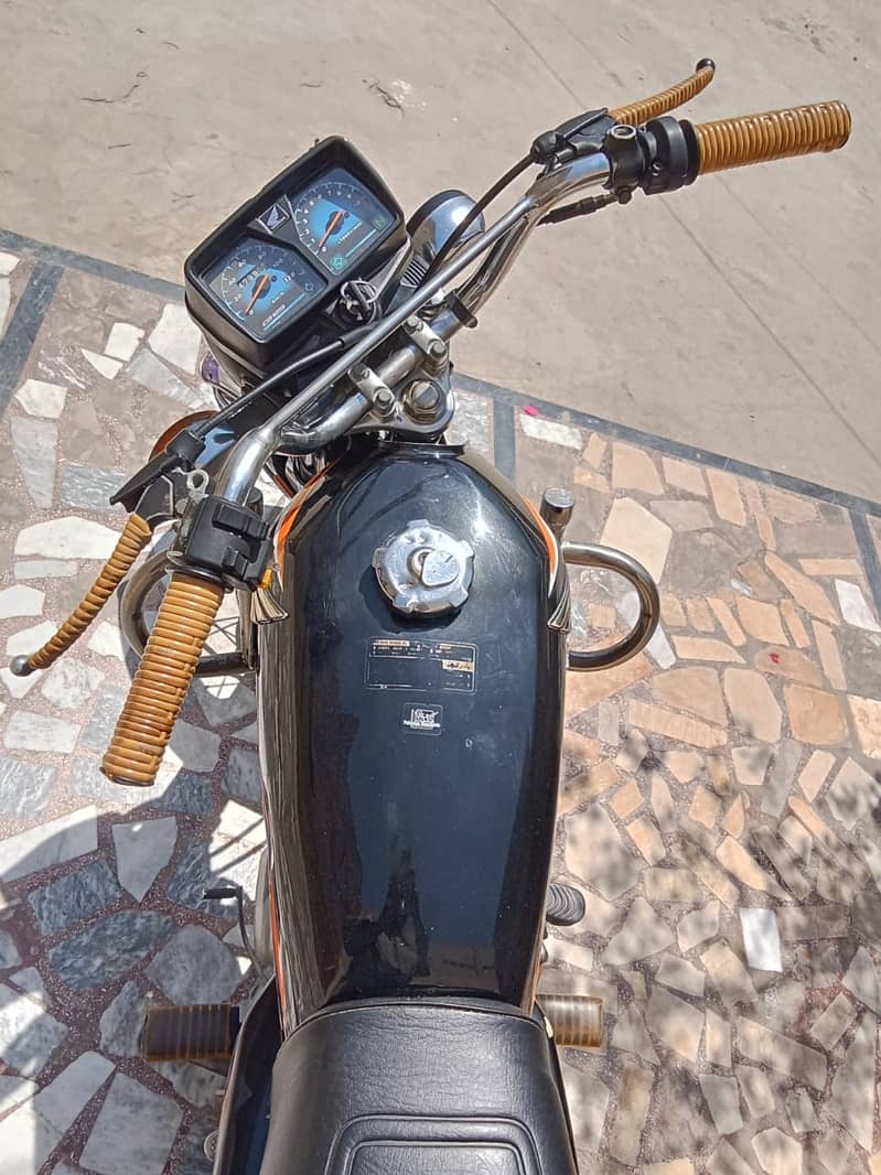 125 motor cycle behtreen condition available for sale 7