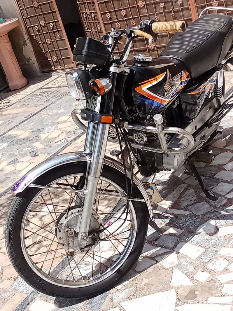125 motor cycle behtreen condition available for sale 9