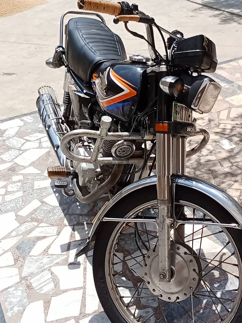 125 motor cycle behtreen condition available for sale 11
