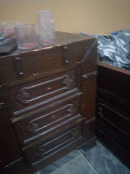 bed side tables and dressing table king size bed with out mettress 3