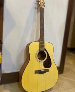 Yamaha F600 Acoustic Guitar in Mint Condition with Capo and strings