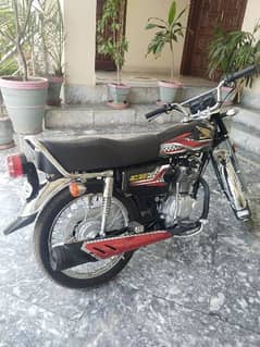 Honda 125 for sale. one hand use. condition new . black colour