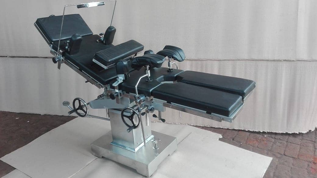 Manufacturer of Hospital Furniture OT Table Delivery Table Exam. Couch 0