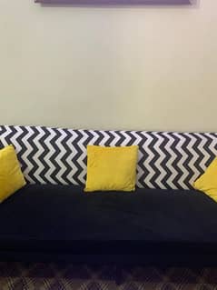 blak n whit zig zag designed sofa set with free cushions slightly used