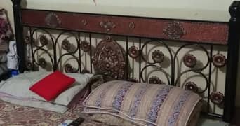 URGENT FOR SALE KING SIZE BED DRESSING TABLE mazboot AUR genuine