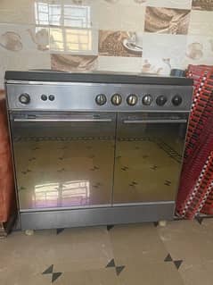 Cooking range with baking oven