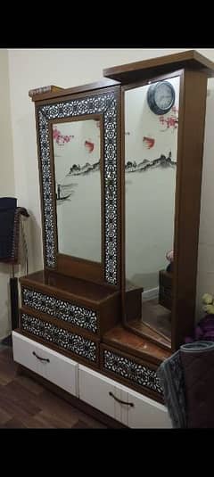 dressing table with revolving mirror