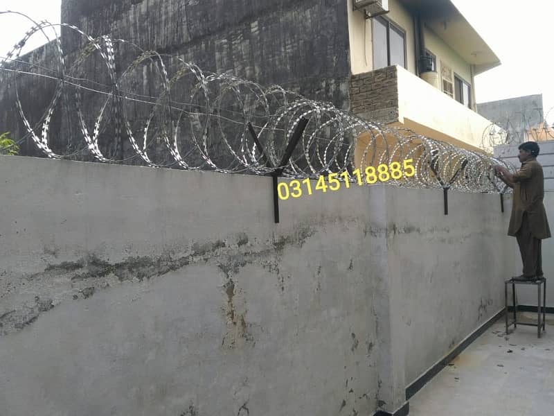 Security Home Chainlink Fence Concertina Barbed Wire Razor Wire instal 9