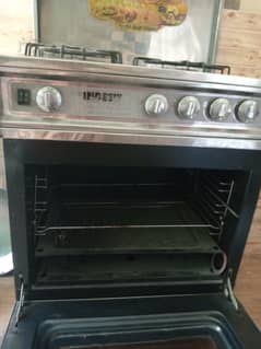 Gas oven with three burners