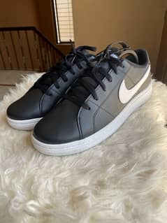 Nike air sneakers 100% original , size 9