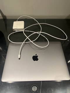 MacBook Pro 2018 13 inch i7 256gb 16gb ram works perfect