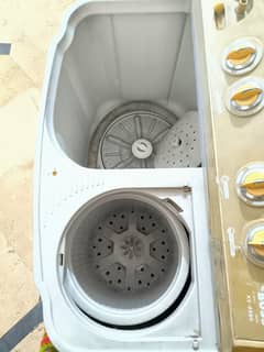 Washing machine with drayer.