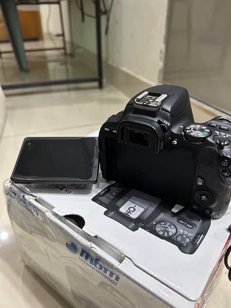 Canon 200D / Canon SL2 (with complete box) 6