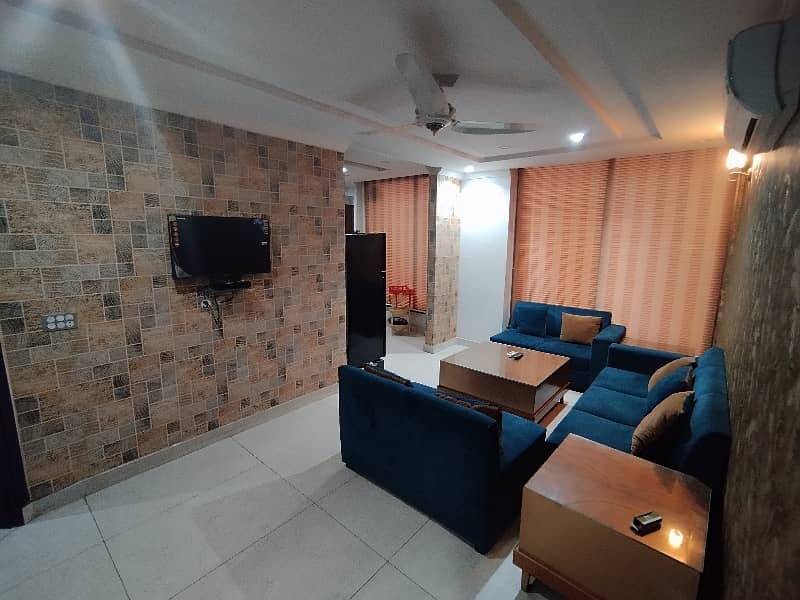 2 BED FULLY LUXURY FURNISH IDEAL LOCATION EXCELLENT FLAT FOR RENT IN BAHRIA TOWN LAHORE 1