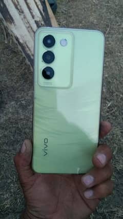 Vivo y100 lush condition 10 by 10 only 15 days used. compelet box
