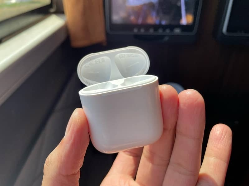 Apple AirPods - Wireless Charging Case (1st/2nd Generation) 4