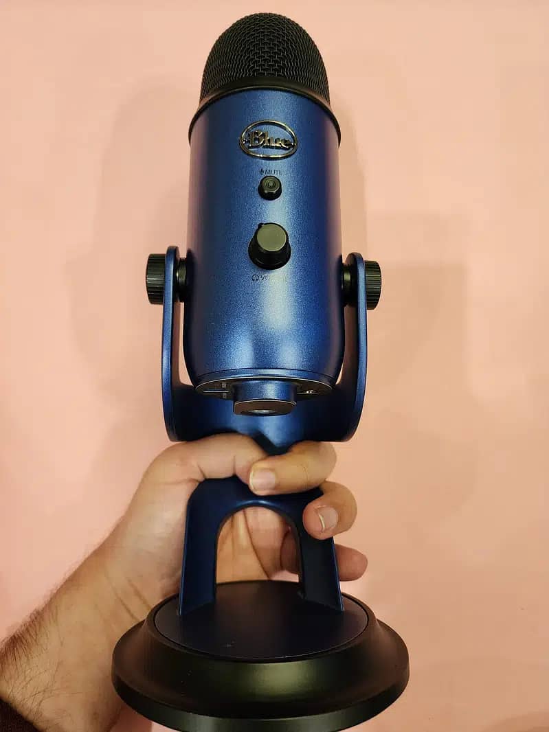 Blue Yeti Mic- with Stand 0