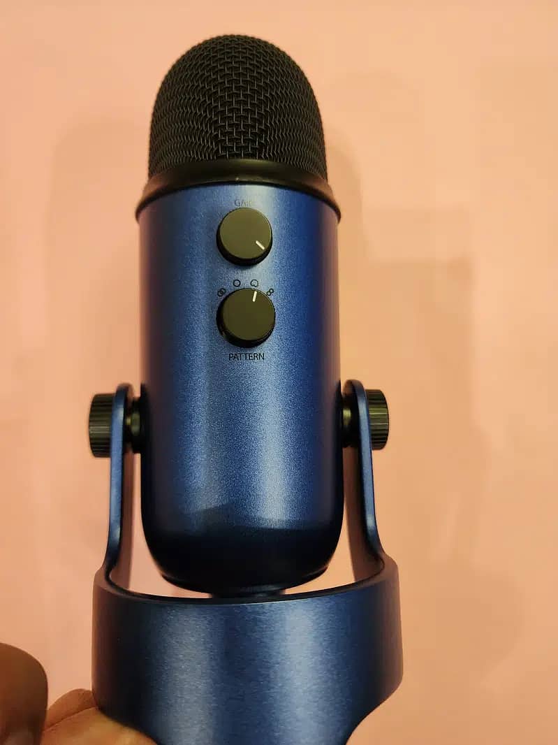 Blue Yeti Mic- with Stand 1