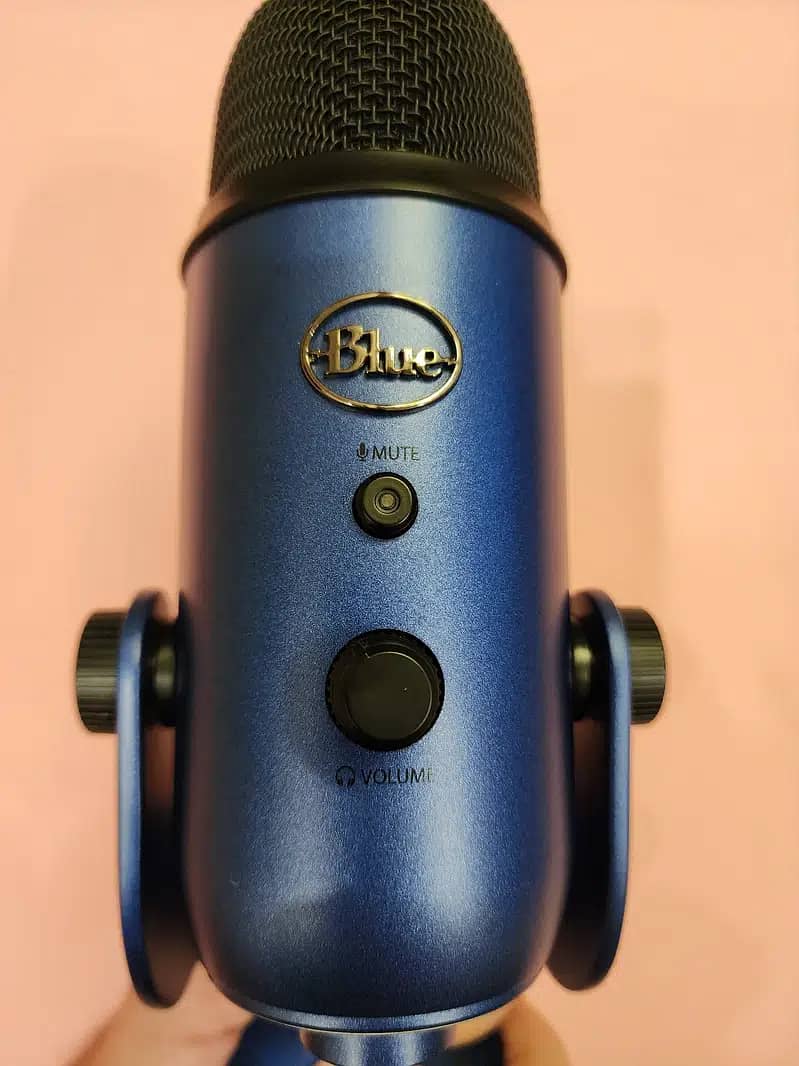 Blue Yeti Mic- with Stand 2