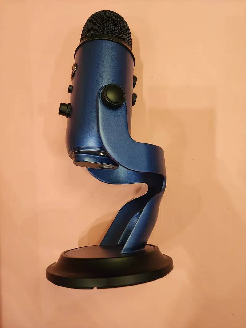 Blue Yeti Mic- with Stand 3