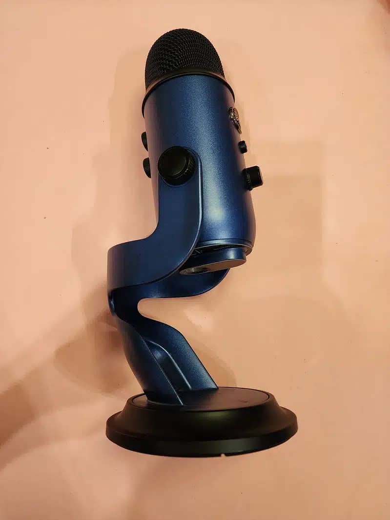 Blue Yeti Mic- with Stand 4