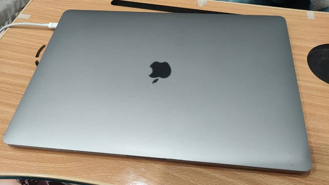 10/10 Macbook Pro 2019 Core i9 8-Core, 32GB, 2TB, 8GB Graphics 0