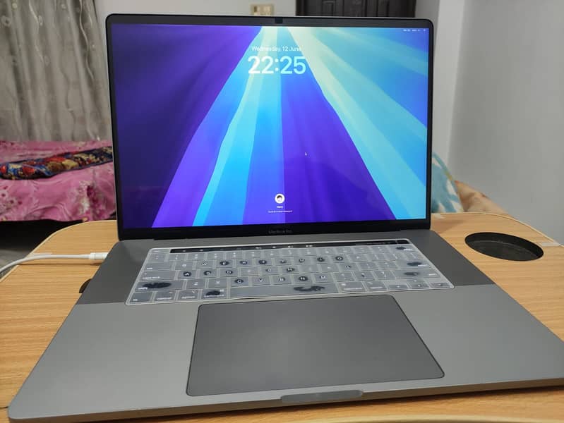 10/10 Macbook Pro 2019 Core i9 8-Core, 32GB, 2TB, 8GB Graphics 3