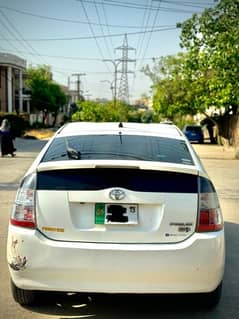 Toyota Prius 2007 modal 13 lahore reg price is final (sale urgently)