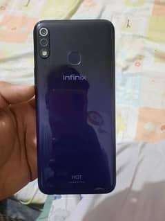 Infinix hot 8 lite 2/32 10/10 condition with box