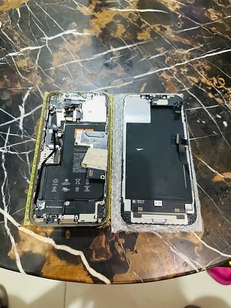 iPhone 12 Pro Max For parts Read Description 1