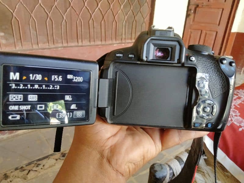 700D Camera With assesries 2 Battery & Chargers Bag For Sale 2