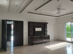 Separate gate 1 kanal upper portion available for rent