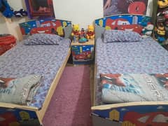 2 single beds with 1 side table