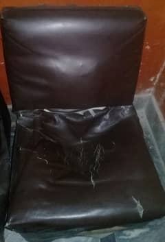 Sofa 3 Seater hai Discount Ho jaye ga  sirf  sofa kushan karwana parna