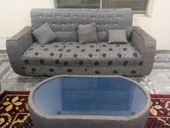 sofa bhout achi condition main hay  only 1 year us howa hy