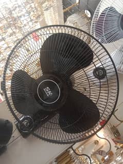 SK fan 18. inch 14 . inch. 18 inch color wahit careem.  balck