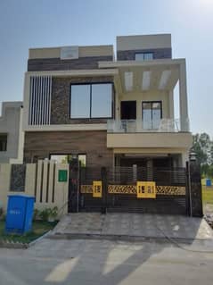 5 MARLA BRAND NEW HOUSE FOR SALE ON SHOKAT KHANAM ROAD LAHORE.