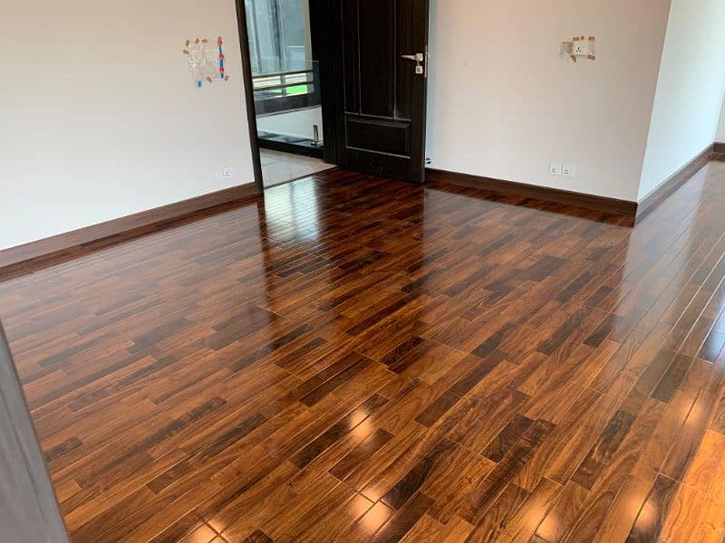 Laminate Wooden Floors Glossy/  PVC Skirting. 7