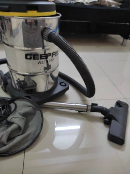 Geepas (Wet and Dry): Full Size Vacuum Cleaner 2