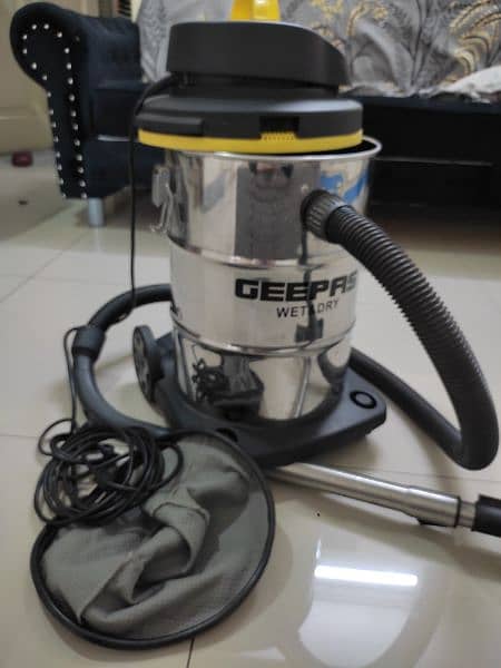 Geepas (Wet and Dry): Full Size Vacuum Cleaner 3