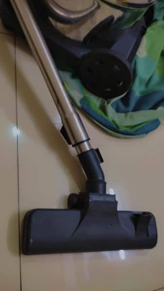 Geepas (Wet and Dry): Full Size Vacuum Cleaner 5