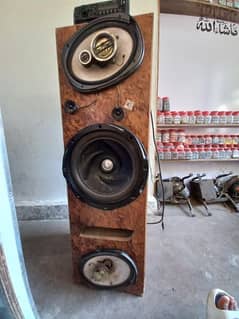 speaker with woofers,amp and car tape