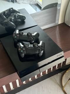 PS4 500GB WITH GAMES AND 2 CONTROLLERS