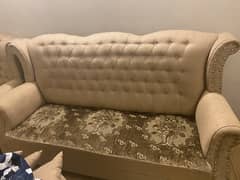 Modern sofa set lookes just like new