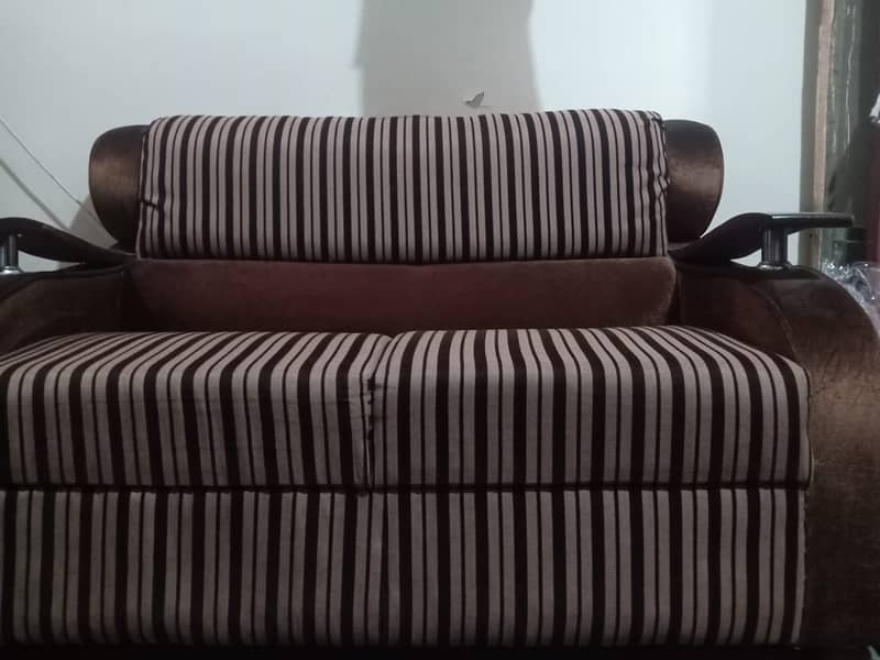 2 seater sofa in very good condition 0