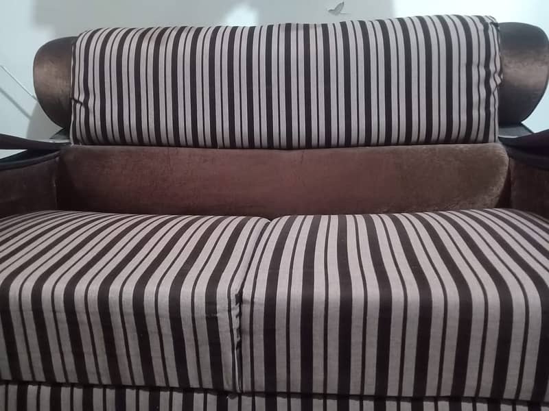 2 seater sofa in very good condition 2