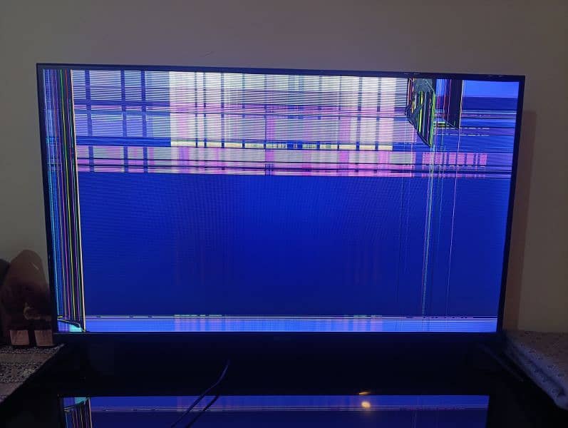 Smart TV with broken screen 1